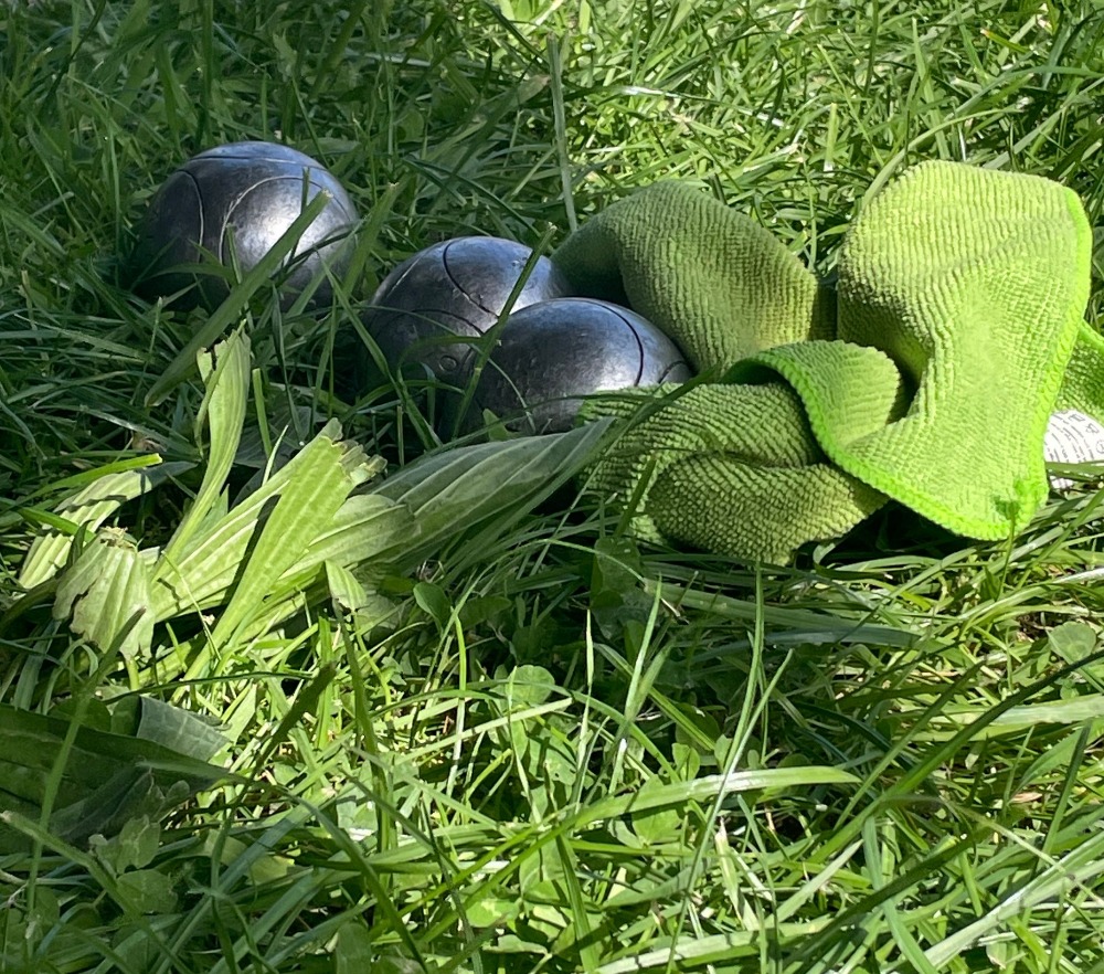 Petanqueballen in het gras